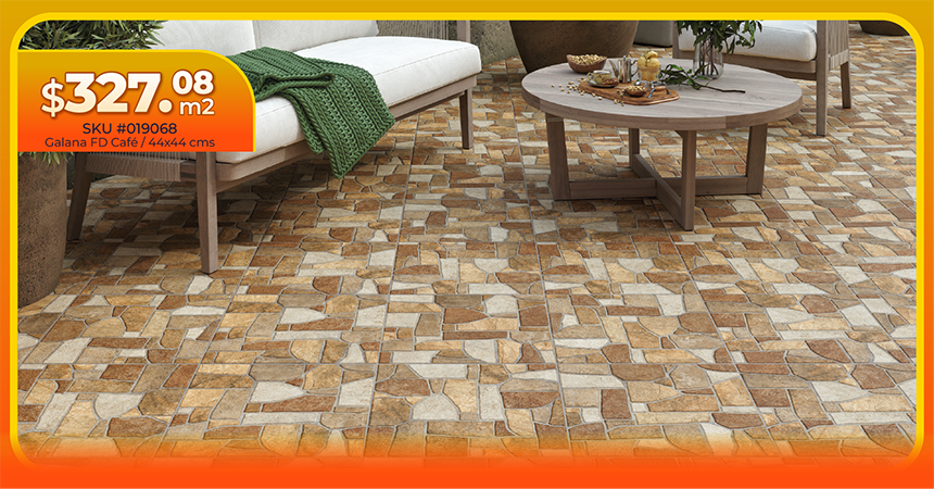 Piso Galana FD Café de 44x44 cm con acabado de piedra en tonos café, en una terraza con sillones y mesa de centro, con precio de oferta