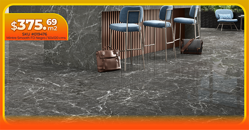 Piso Mintre Smooth FD Negro de 60x120 cm, con acabado de mármol negro con vetas blancas, en un espacio con sillas altas, con precio de oferta